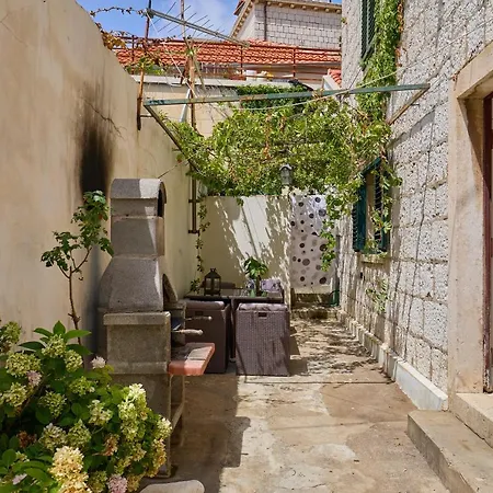 Just A Step To The Old City Gates Dubrovnik Exterior photo